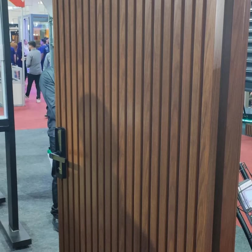 Porta de ACM com acabamento estribado