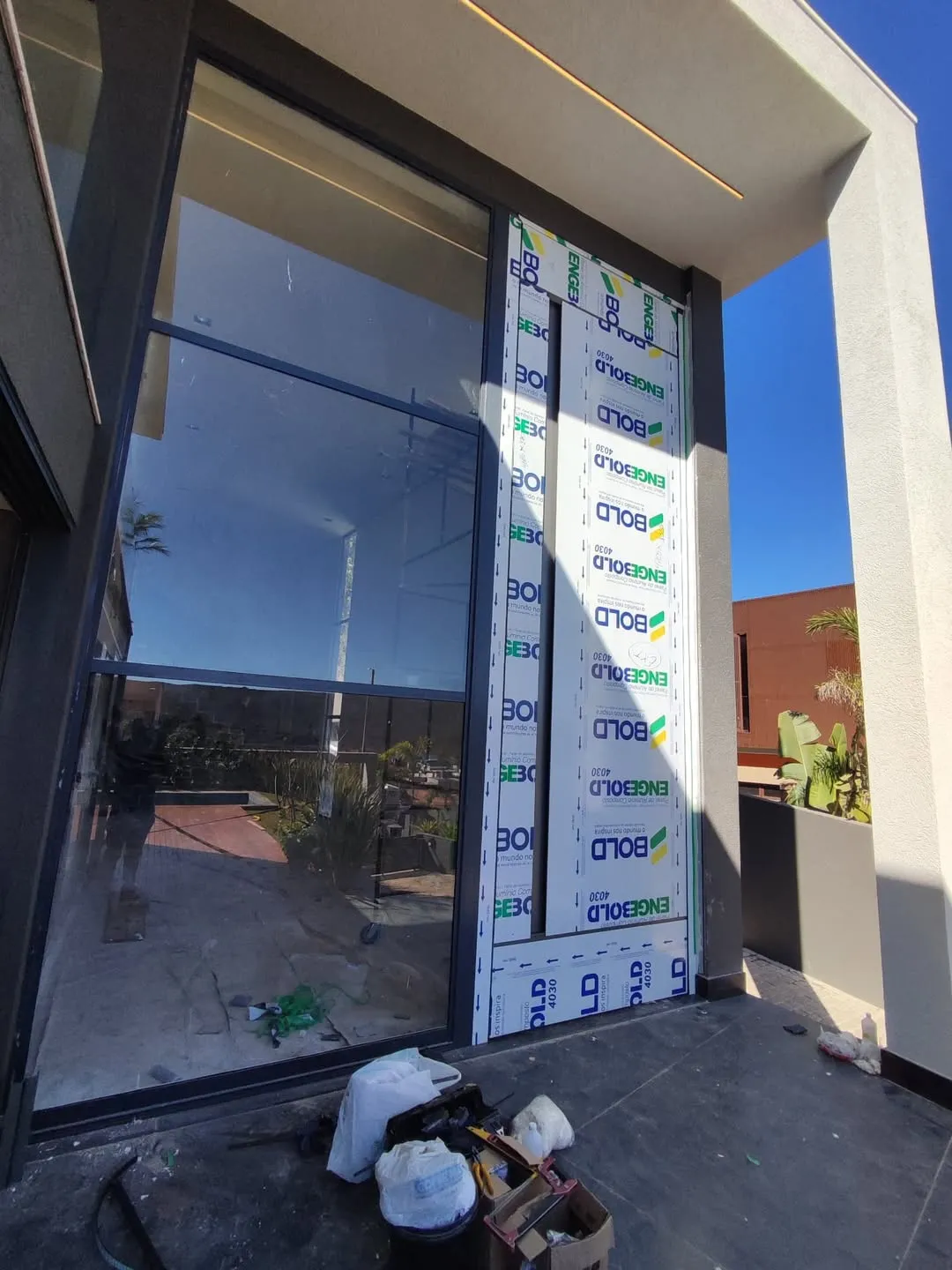 Vidro temperado aplicado em área externa residencial