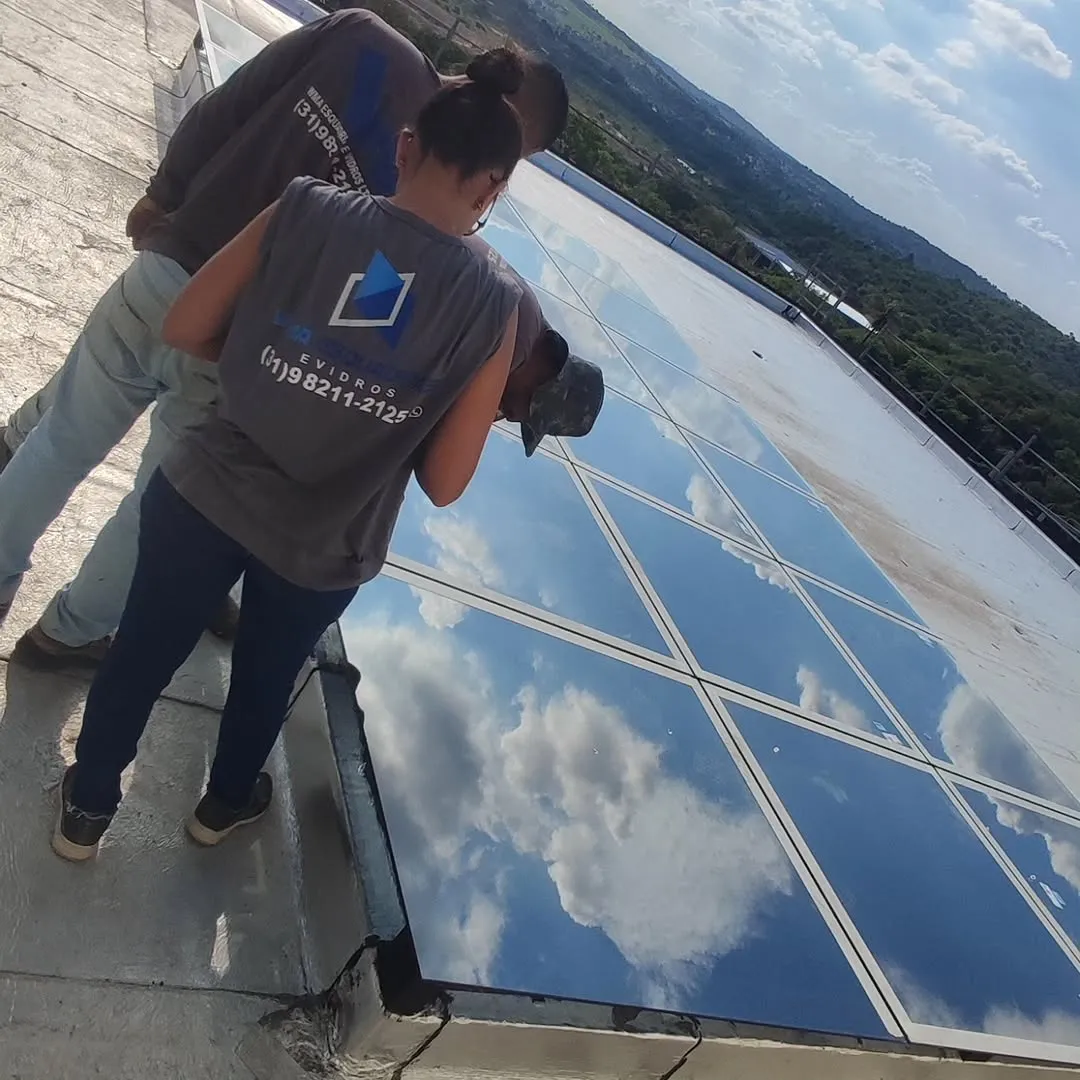 Fachada moderna com esquadrias de alumínio e vidro