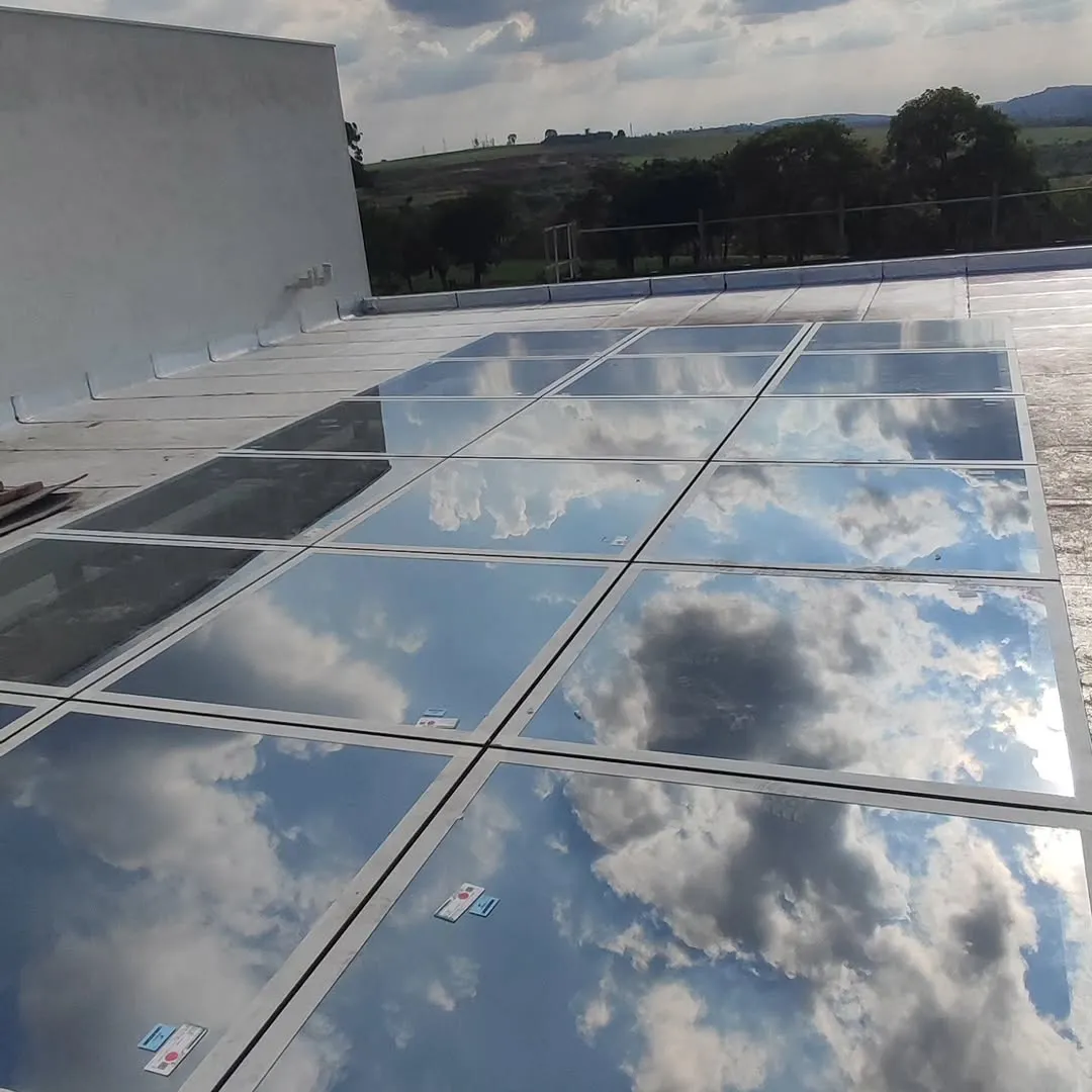 Detalhe de esquadria de alumínio com acabamento premium