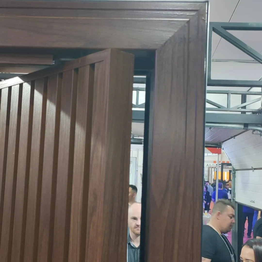 Detalhe de esquadria de alumínio com acabamento premium